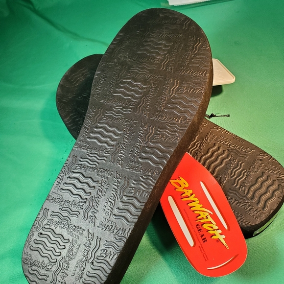 VINTAGE 90\'s 1997 Baywatch Gear  Black/tan Sandals Flip-Flops Sz 9 NWT NOS